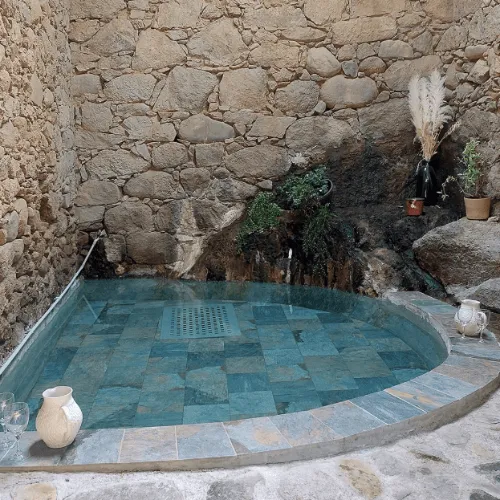 Le bassin intérieur, sa voûte de pierre et sa jarre